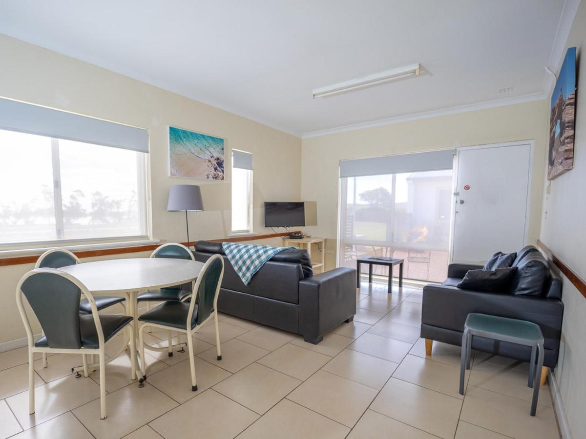 Api Pelican Beach Front Apartments Калбарри Экстерьер фото