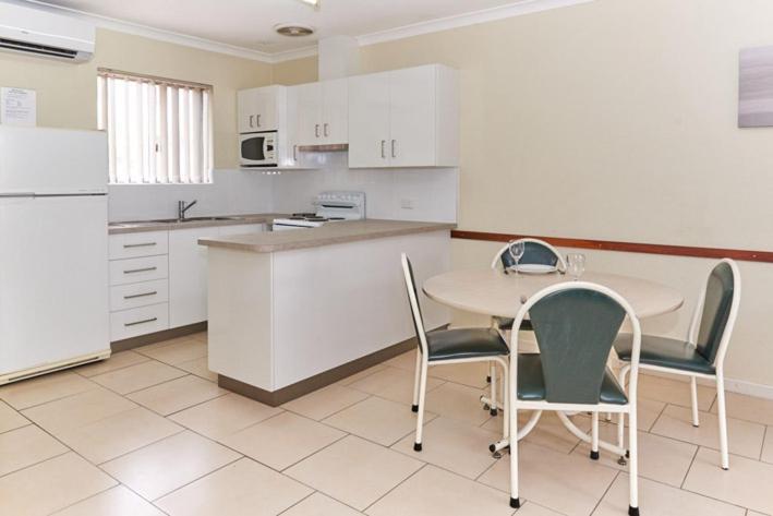 Api Pelican Beach Front Apartments Калбарри Экстерьер фото